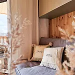Wdzydze Nad Jeziorem Hébergement de vacances *