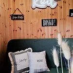 Wdzydze Nad Jeziorem Hébergement de vacances *