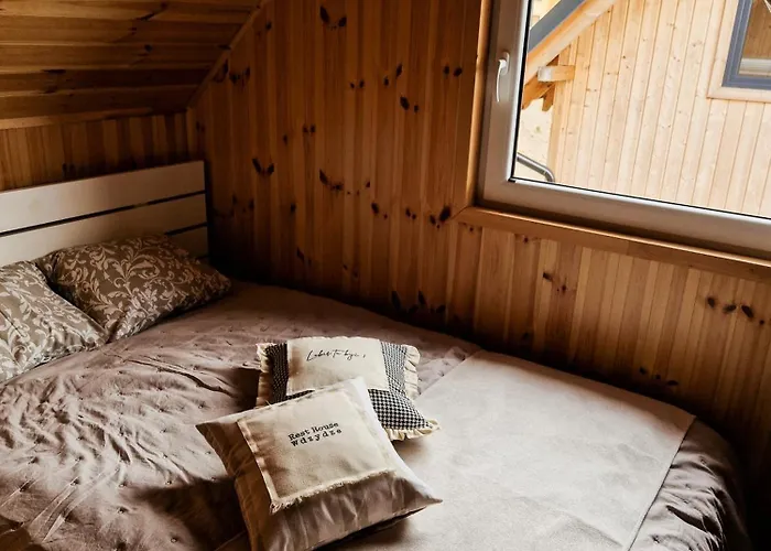 Wdzydze Nad Jeziorem Semesterbostad *